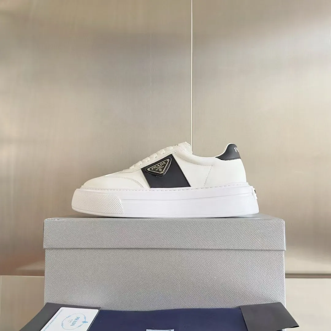 👟👟Ex-factory price 600👟👟 Couple model Prada Latest Couple model Triangle logo Thick sole Casual white shoes Sneakers Original purchase development and production This sneaker combines simple lines and distinctive details into a modern design. The leather upper presents a refined silhouette, with the Prada contrasting logo embellished on the tongue and side inserts. Exquisite packaging at the delivery counter 🛍📦 ▪️Fabric: Original custom imported cowhide material ▪️Lining: Original custom made soft sheepskin ▪️Sole: Original molded non-slip rubber outsole ▪️Sole thickness: 4CM ▪️Size: Women's 35-40 / Men's 39-45